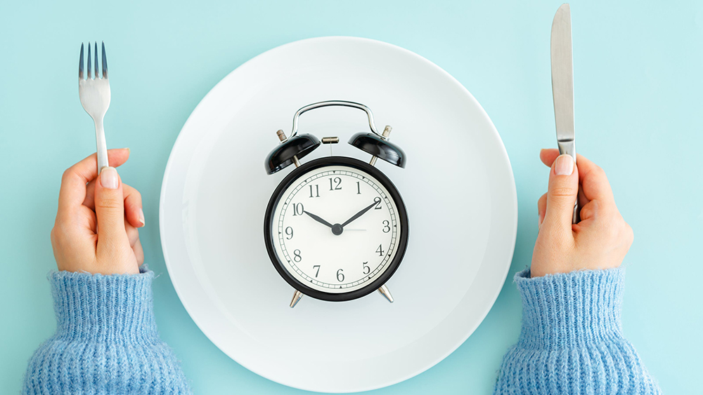 Intermittent fasting là một dạng ăn uống xoay vòng giữa thời gian nhịn ăn và ăn