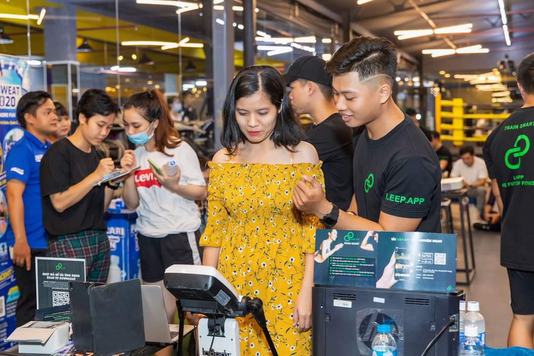 Hiển đo chỉ số của khách hàng tại sự kiện Fitness 4.0
