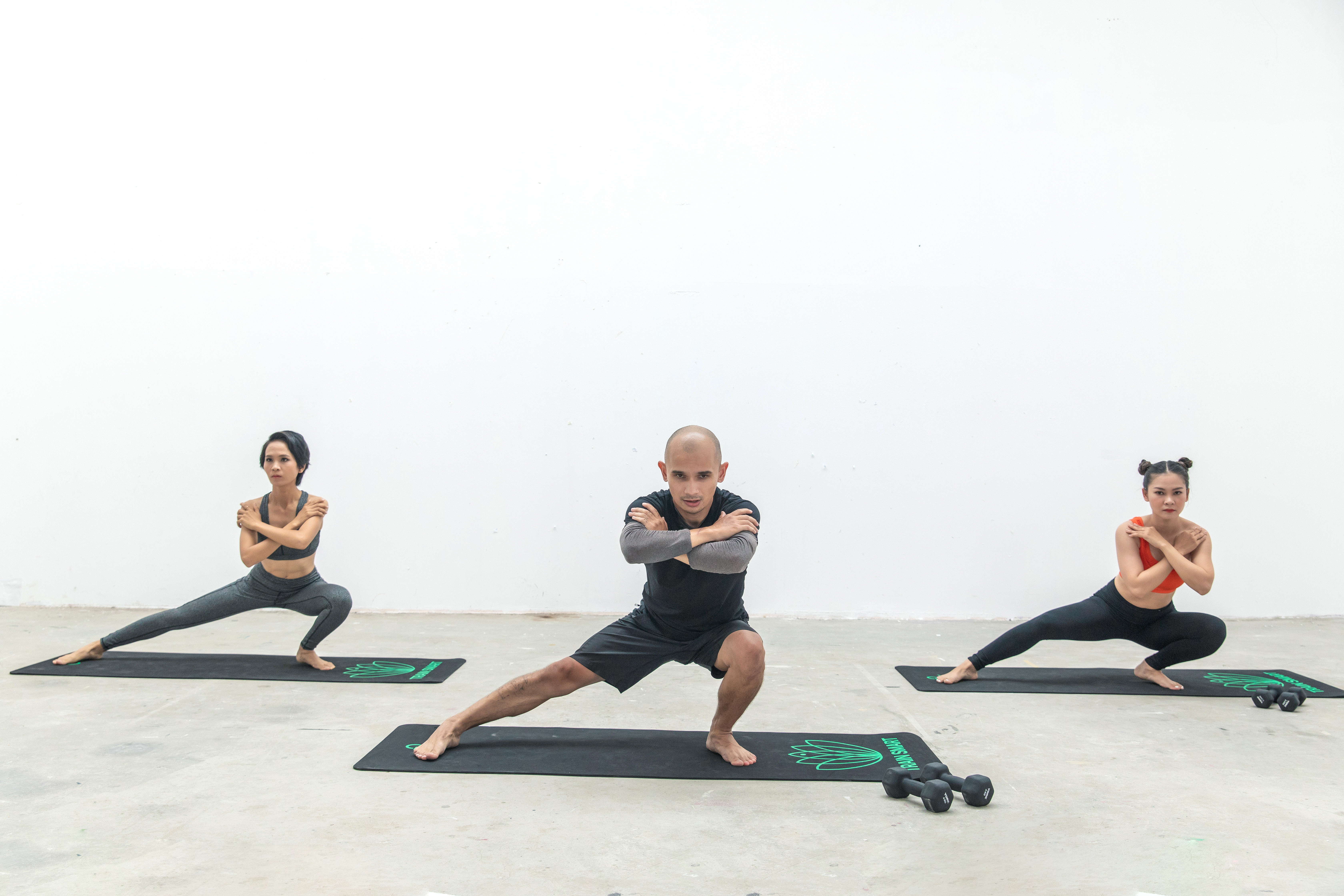 Airic Ho tập luyện với khách hàng