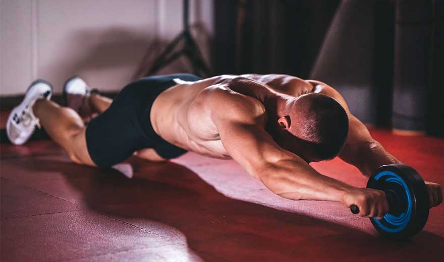 Bài tập vươn ván quỳ với con lăn tập bụng