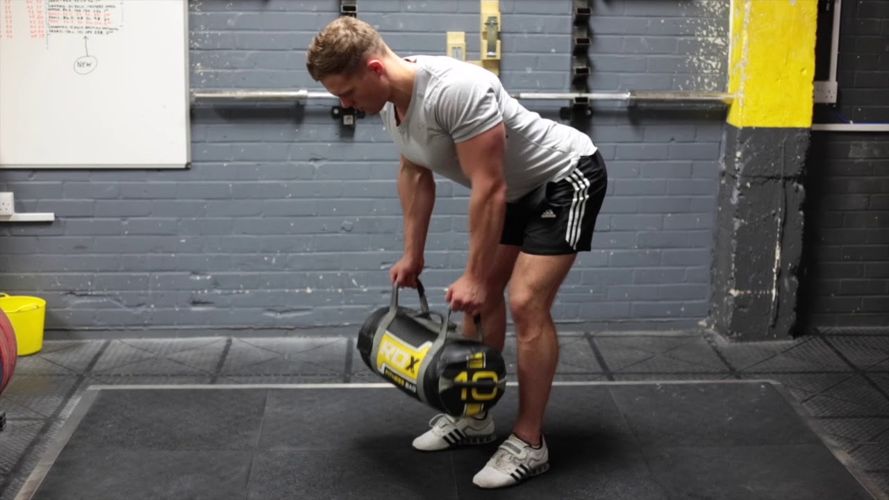 Bài tập staggered bent - over sandbag row