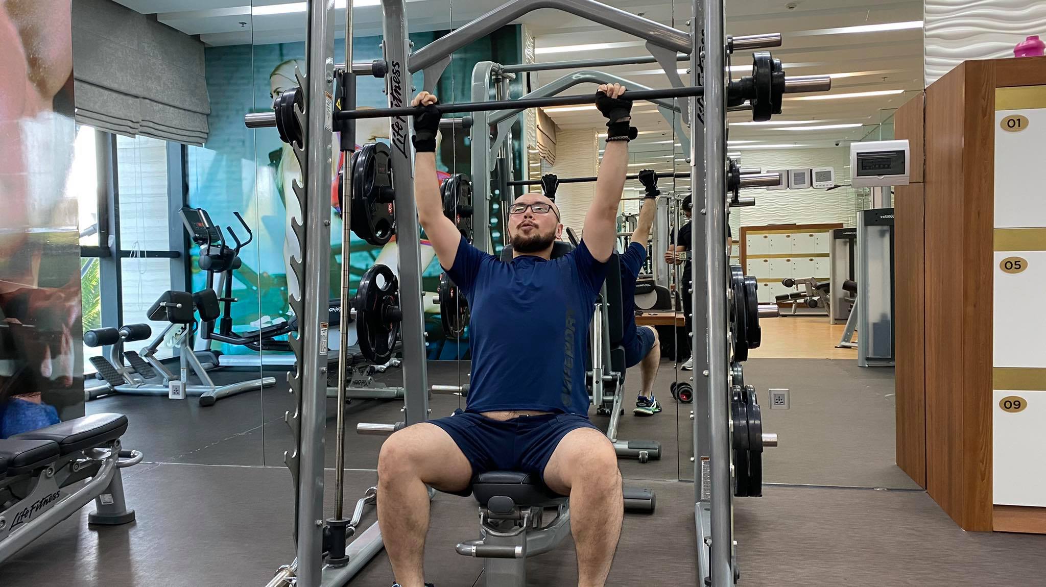 Thực hiện bài tập nâng tạ với mức vừa phải, Kelvin muốn cải thiện sức mạnh và sức bền cho cơ thể