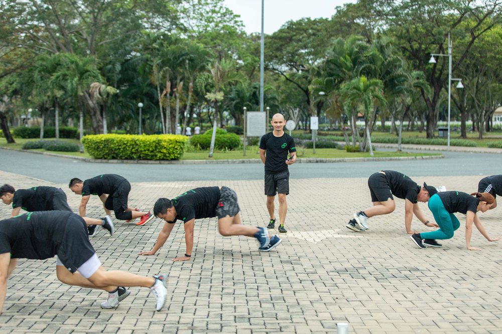 Master trainer Airic Hồ hướng dẫn các học viên thực hiện bài tập thực hành tại PT Bootcamp