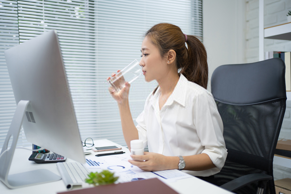 cô gái uống omega 3 giảm cân