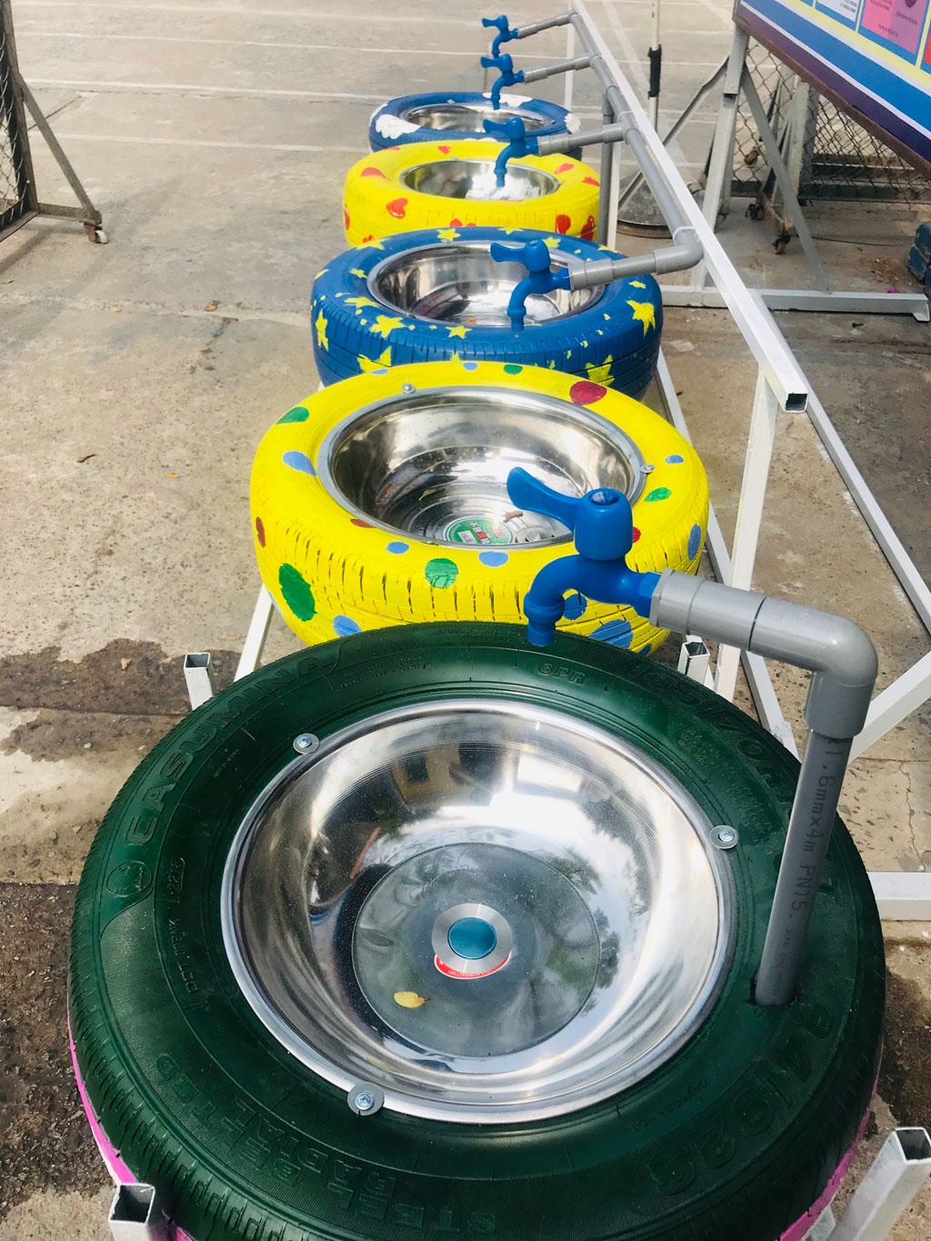 Bồn rửa tay bằng lốp xe vừa ngộ nghĩnh vừa đáng yêu của các thầy cô giáo trường tiểu học Dĩ An (Bình Dương)