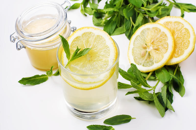 Công cụng của nước chanh mật ong với sức khỏe Công cụng của nước chanh mật ong với sức khỏe