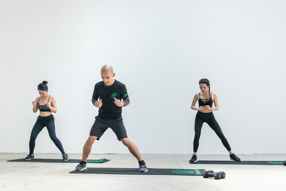 bước qua bước lại hai bên