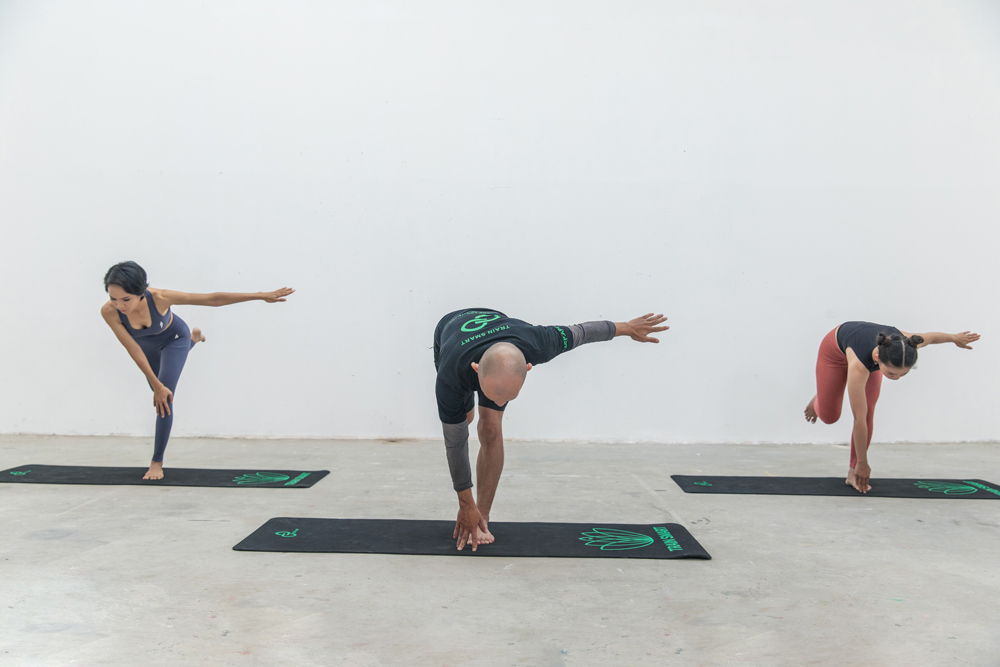 đứng một chân nằm trong chương trình tập luyện toàn thân