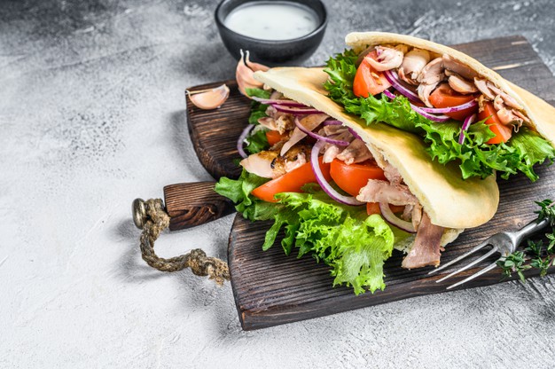 Dùng bánh mì pita thay cho bánh mì thường