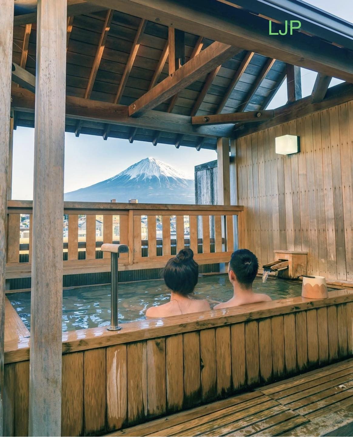 Ngâm onsen ngắm núi Phú Sĩ