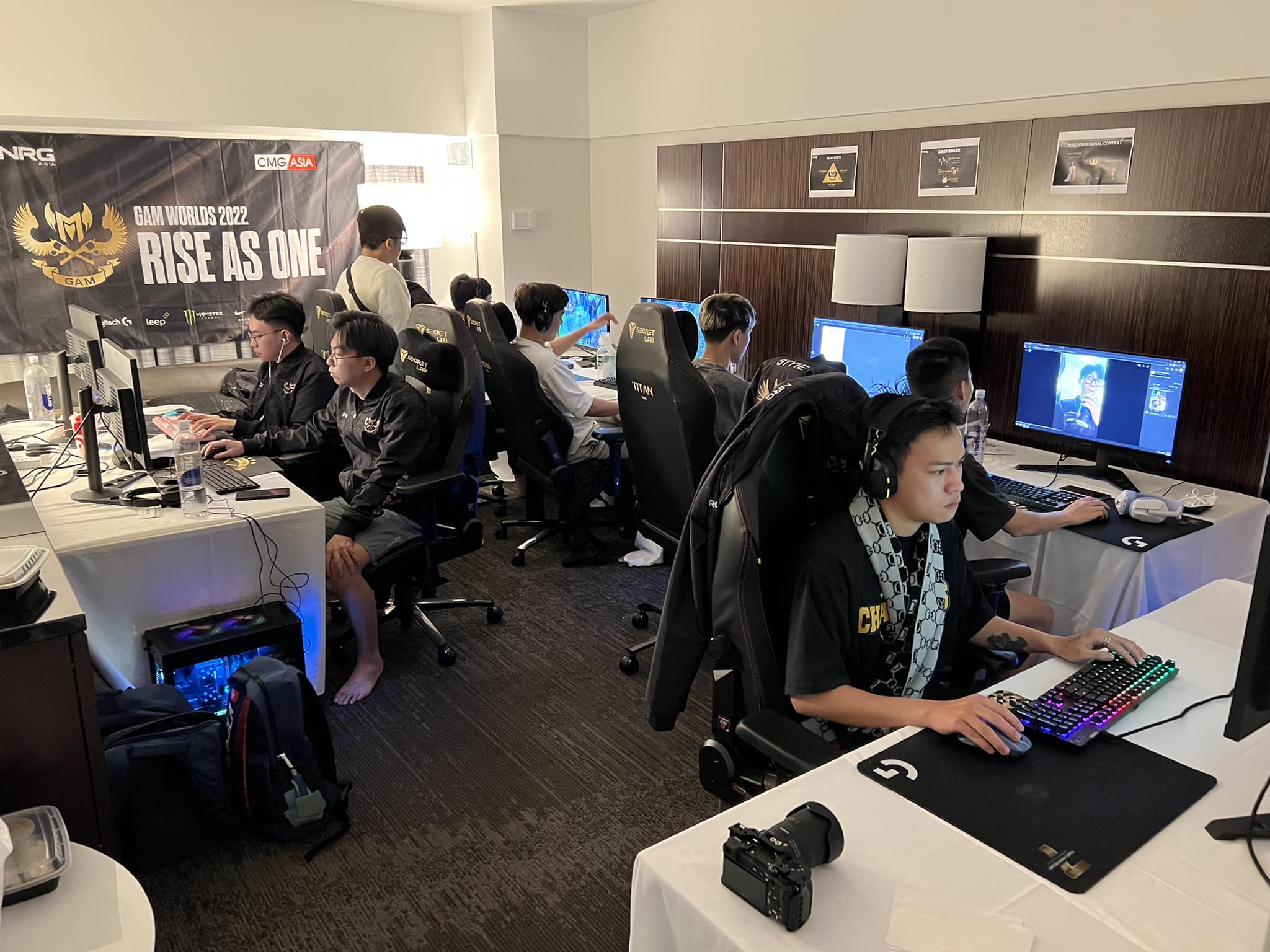 các game thủ đang tập luyện
