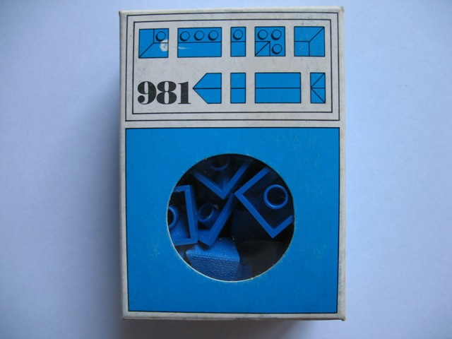 34 sloping profile bricks, including profile peak bricks, Blue