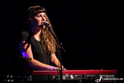 Fotos: Michelle Willis als Opener von Snarky Puppy live in Mannheim