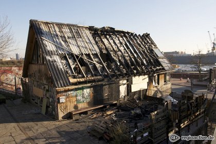 Polizei vermutet Brandstiftung beim Golden Pudel Club in Hamburg