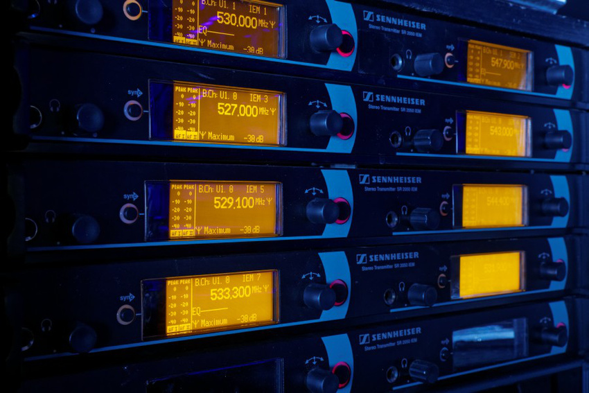 Acht Doppelsender Sennheiser SR 2050 IEM kamen beim ECHO zum Einsatz.