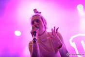 MØ treibt dem Publikum im Hamburger Docks den Schweiß auf die Stirn