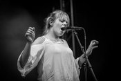Gefühlvolle Fotos von Lina Maly als Support von ZAZ live in Dresden