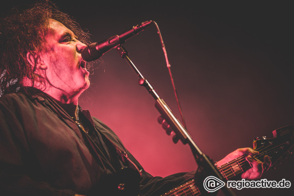 Warum aufhören? - Episch: Fotos von The Cure live in der Festhalle Frankfurt 