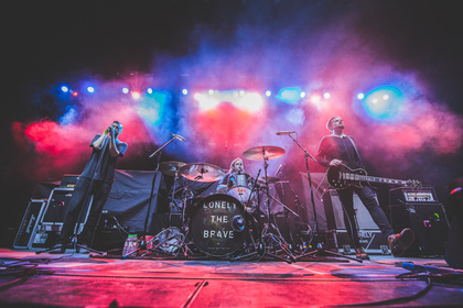 Ganz tapfere Männer - Eindrucksvolle Bilder von Lonely The Brave als Support von Biffy Clyro live in Frankfurt 