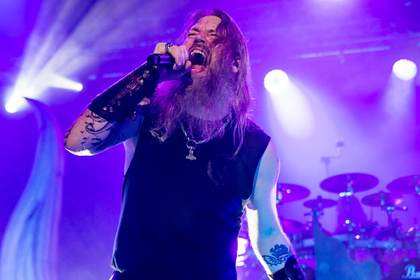 Ihr eigenes Heldenepos - Metal-Wikinger: Fotos von Amon Amarth live in der Stadthalle Offenbach 