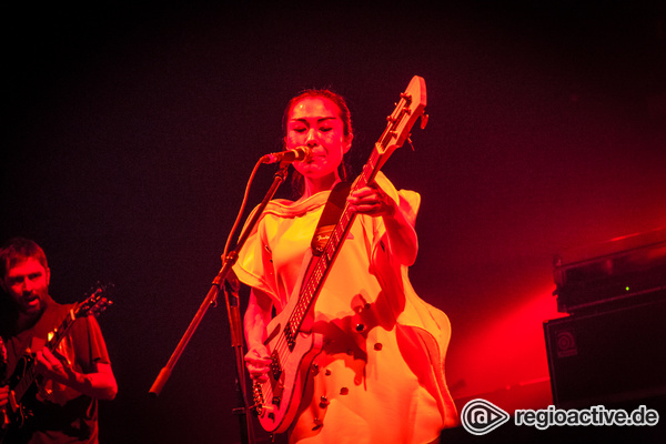 Rot oder blau? - Fotos von Deerhoof als Opener der Red Hot Chili Peppers live in Frankfurt 