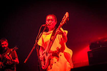 Rot oder blau? - Fotos von Deerhoof als Opener der Red Hot Chili Peppers live in Frankfurt 