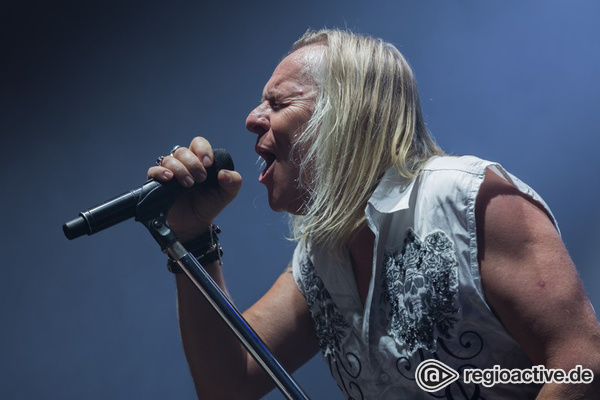 Men in White - Rock-Legenden: Fotos von Uriah Heep als Support von Status Quo live in Frankfurt 