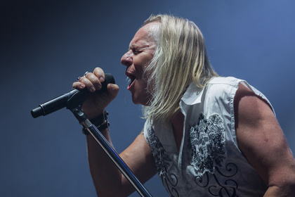 Men in White - Rock-Legenden: Fotos von Uriah Heep als Support von Status Quo live in Frankfurt 