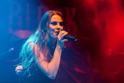 Fotos von Beyond the Black als Support von Powerwolf live in Wiesbaden