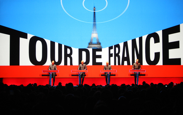Kraftwerk durchbrechen bei den Jazzopen 2018 in Stuttgart die Grenze ins Weltall