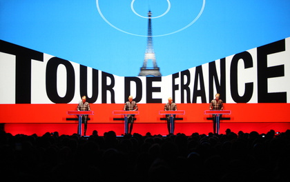 Radelnde Roboter zur Tour de France - Kraftwerk fahren im Düsseldorfer Ehrenhof durch Mark und Bein 