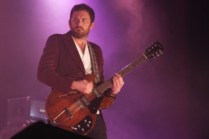 Im großen Stil - Brüderlich: Fotos der Kings of Leon live in der Barclaycard Arena in Hamburg 