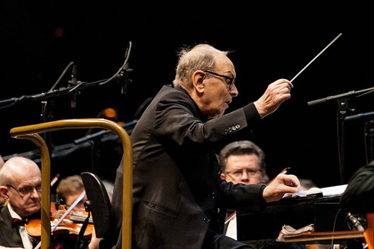 Filmmusik-Legende am Dirigierpult - Ennio Morricone verzückt die SAP Arena in Mannheim mit himmlischen Melodien 