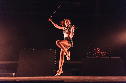 Saitenstark - Artistisch: Fotos von Lindsey Stirling live in der Sporthalle Hamburg 