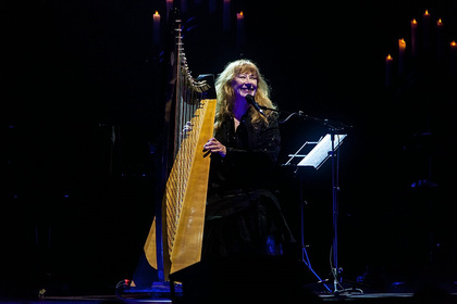 Musikalische Geschichtsstunde - Loreena McKennitt präsentiert sich im Mannheimer Rosengarten in erzählfreudiger Höchstform 