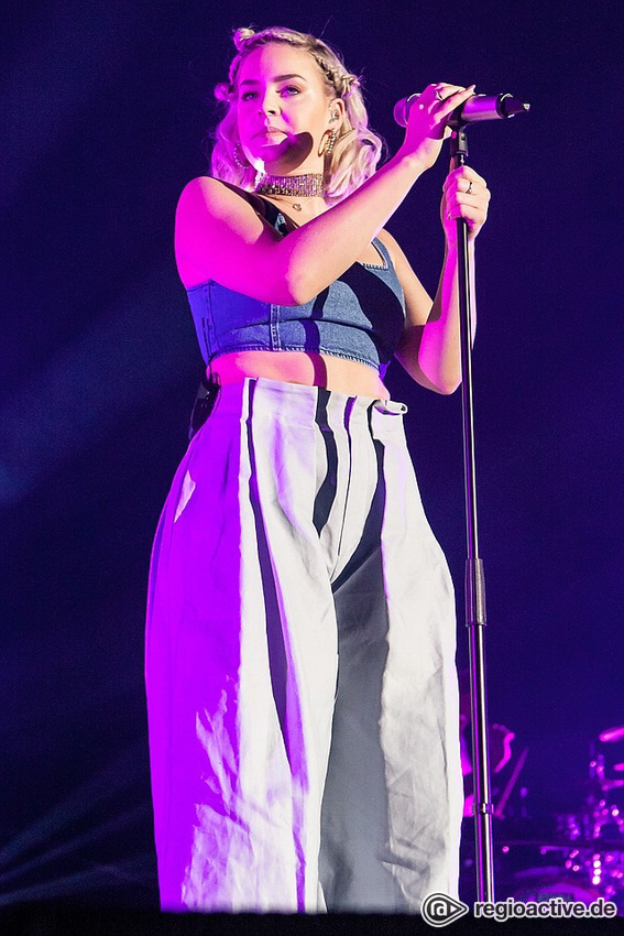 Anne-Marie (live in Mannheim 2017)