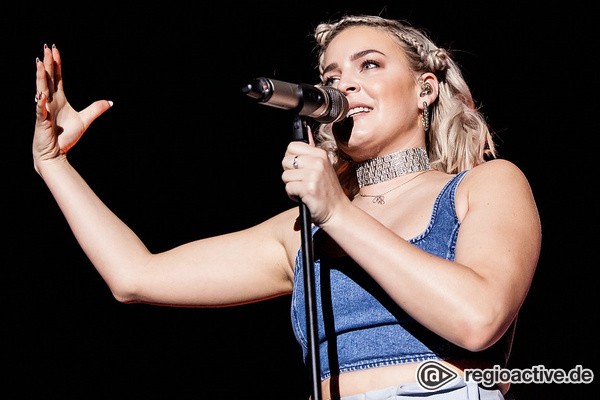 Leidenschaftlich - Live-Fotos von Anne-Marie als Support von Ed Sheeran in Mannheim 