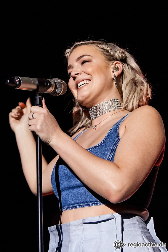 Anne-Marie (live in Mannheim 2017)