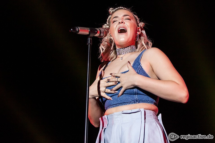 Anne-Marie (live in Mannheim 2017)