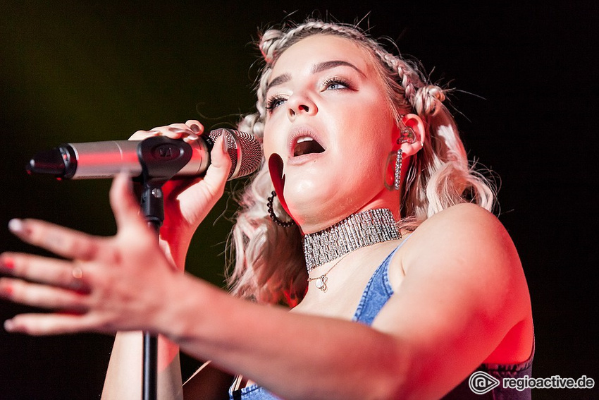 Anne-Marie (live in Mannheim 2017)