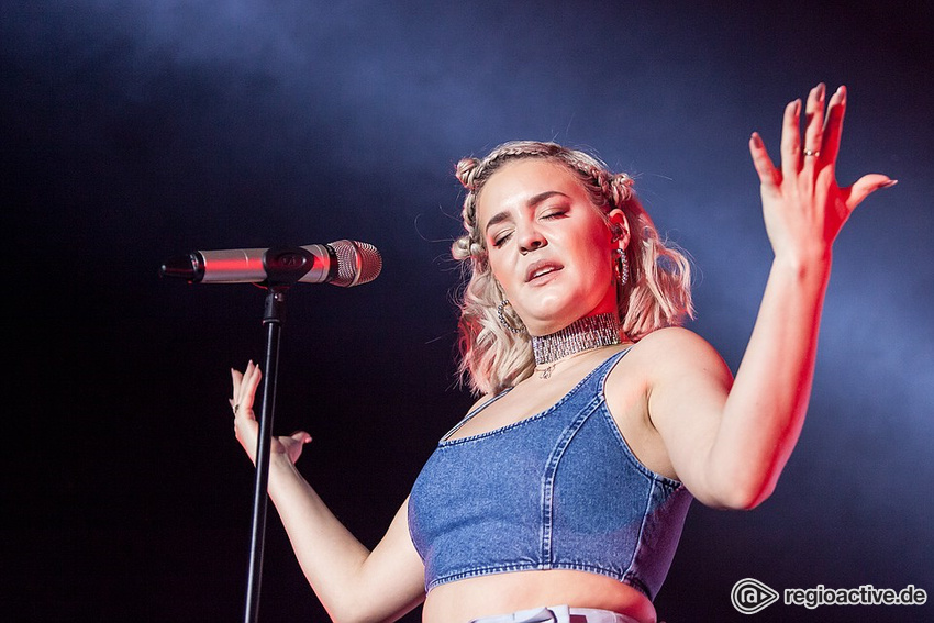 Anne-Marie (live in Mannheim 2017)