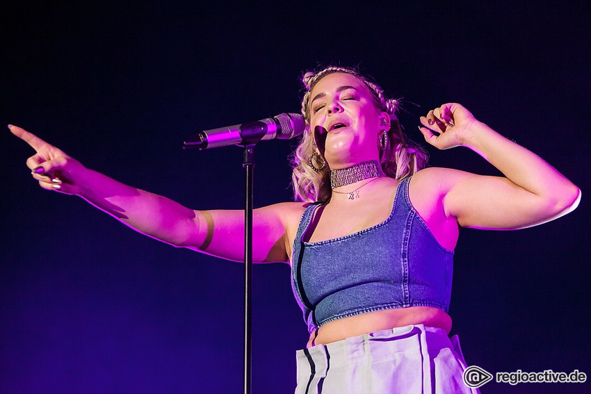 Anne-Marie (live in Mannheim 2017)