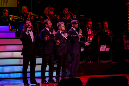 Vier auf einen Streich - Stilvoll: Fotos von Alive and Swingin' live in der Jahrhunderthalle Frankfurt 