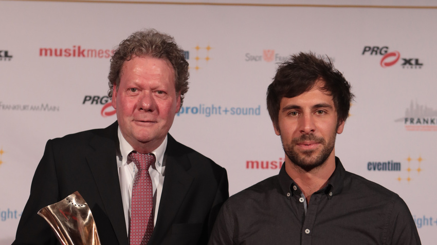 Max Giesinger (rechts) gratulierte als Laudator dem Clubbetreiber, Michael Lohmeyer (Hannover Concerts).