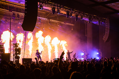 Feuer frei! - Parkway Drive zünden ein Feuerwerk in der Mitsubishi Electric Halle in Düsseldorf 