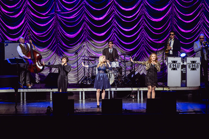 Genre-Metamorphosen - Vintage: Fotos von Scott Bradlee's Postmodern Jukebox in der Jahrhunderthalle Frankfurt 