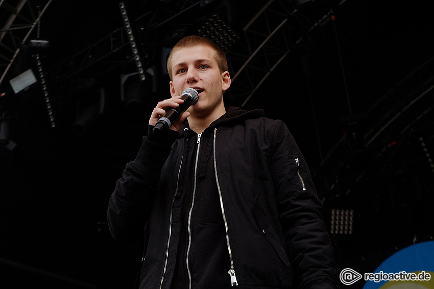 Christian Simbürger moderierte das SchoolJam-Finale 2017. Mit seiner Band AberHallo hatte er im Vorjahr gewonnen, diesmal trat die Band während der Jury-Sitzung auf.