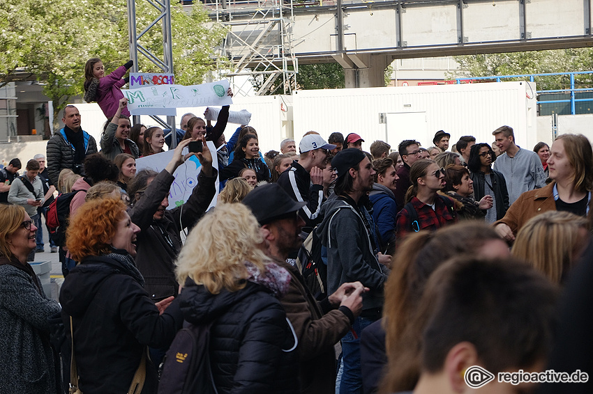 Fans fordern die nächste Band auf die Bühne