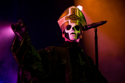 Papa ante Portas - Heilig: Fotos von Ghost live im Schlachthof Wiesbaden 