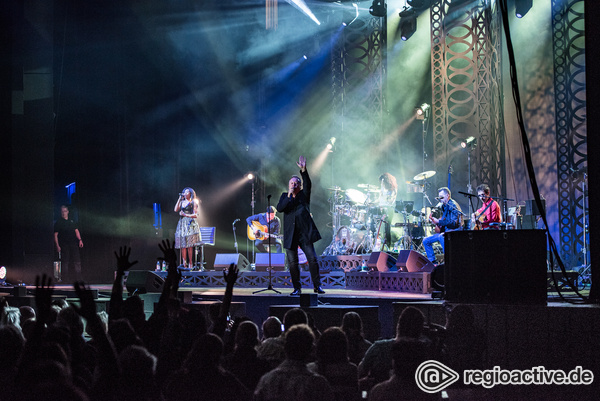 Ganz was neues - Akustisch: Fotos der Simple Minds live in der Jahrhunderthalle in Frankfurt 